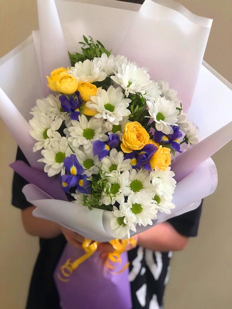 Букет цветов из: Ирисы, Хризантемы и Розы в Поселок санатория Министерства Обороны