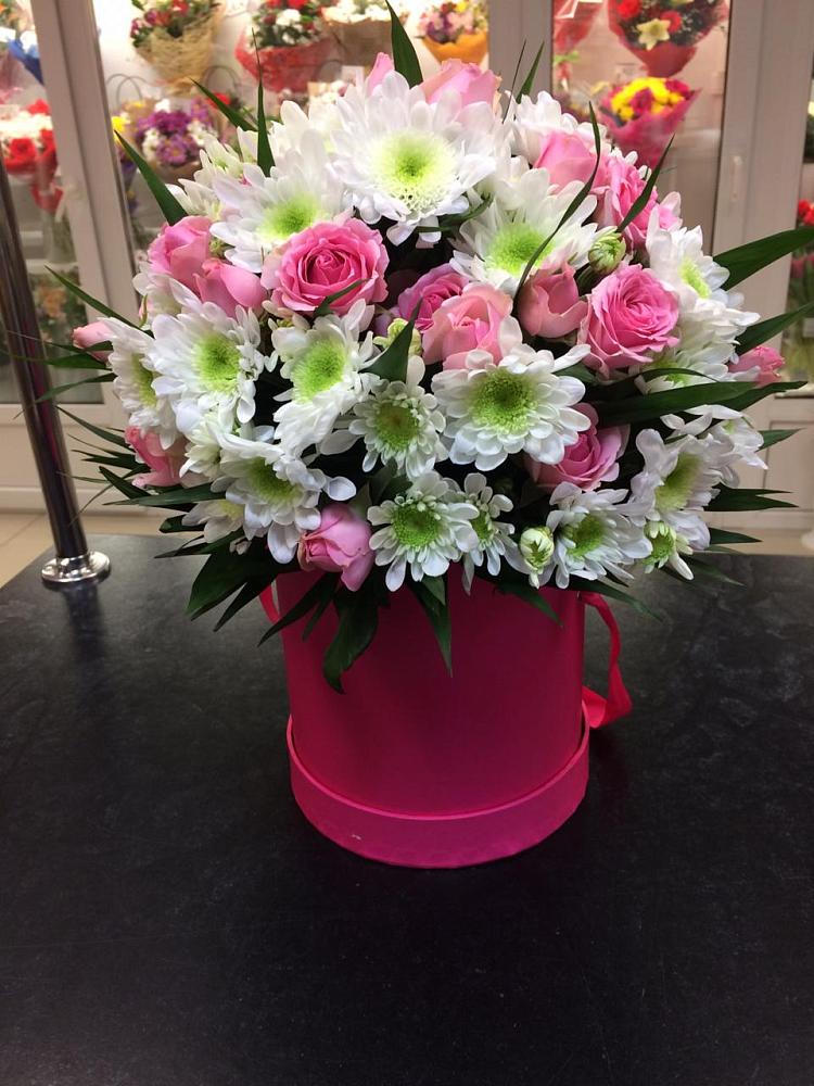 Цветочная композиция из Розы и Хризантемы в шляпной коробке в Поселок санатория Министерства Обороны