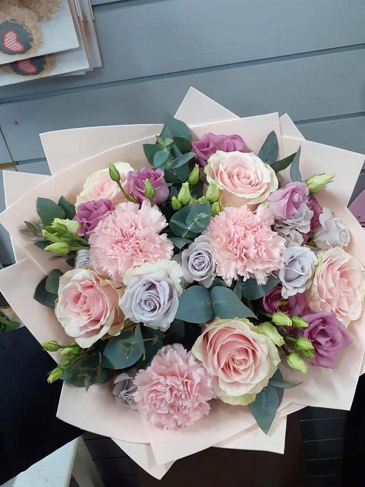 Букет цветов из: Розы, Гвоздики и Лизиантусы в Поселок санатория Министерства Обороны