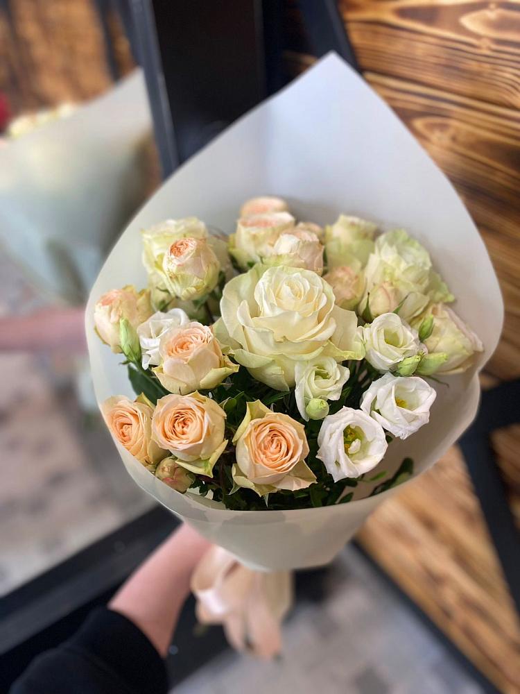 Букет цветов из: Розы и Лизиантусы в Поселок санатория Министерства Обороны